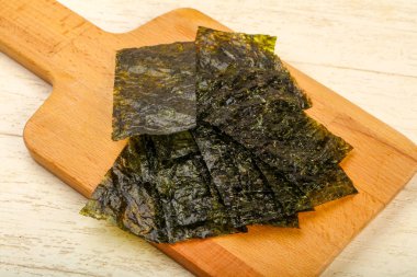 Ahşap arka plan üzerinde fiş gevrek Nori yaprak 