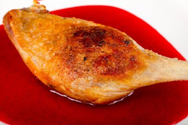 Berry soslu beyaz tabakta ördek bacak