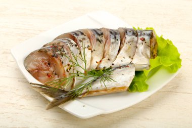 Ahşap arka plan üzerinde füme Scomber dilimlenmiş