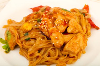 Udon ile tavuk ve susam 