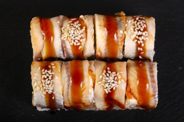 Tradittional Japonya yılan balığı beyaz plaka üzerinde rulo