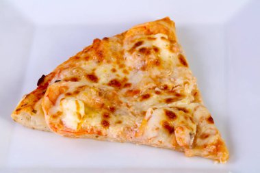 Karides ve beyaz tabak içinde yumuşak peynir pizza