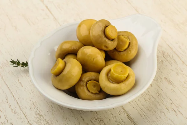 Gemarineerde Champignons Kom Klaar Voor Het Koken Houten Achtergrond — Stockfoto