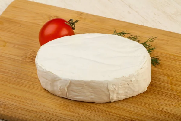 Französischer Camembert Käse Auf Hölzernem Hintergrund — Stockfoto