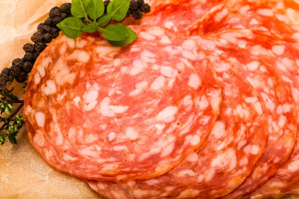 Plakjes Salami Worst Houten Achtergrond — Stockfoto