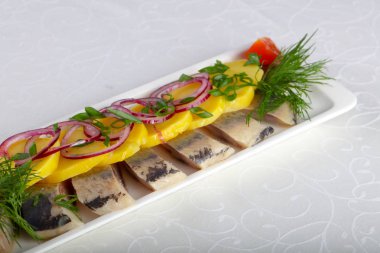 Ringa balığı filetosu genç patates ve soğan ile