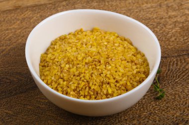 Ham bulgur yığın kase yemek pişirmek için hazır 