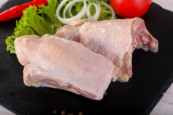 Piezas Pollo Crudas Listas Para Cocinar Sobre Fondo Madera —  Fotos de Stock