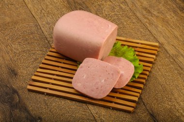 Jambon sosis salata üzerinde yemek için hazır bırakır