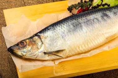 Biber ve baharat ahşap arka plan üzerinde salamura ringa balığı