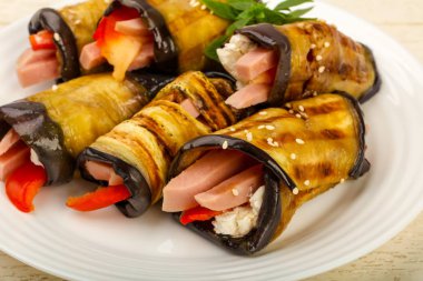 Jambon, peynir ve biber üzerine ahşap arka plan ile doldurulmuş patlıcan