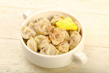 Tereyağı, biber ve baharat üzerine ahşap arka plan ile Rus köfte