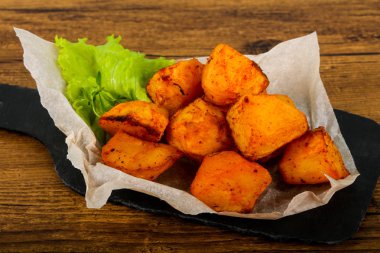 Otlar beyaz plaka üzerinde fırında patates