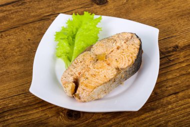 Ahşap arka plan üzerine kekik ile haşlanmış somon