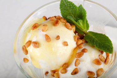 Sedir somun ve nane yaprakları ile dondurma 