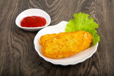 Ahşap arka plan üzerinde beyaz tabak patates gözlemesi