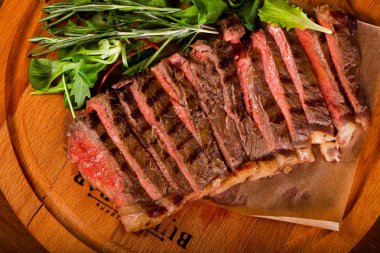 Sığır eti biftek sosu ve ahşap arka plan üzerinde salata sosu ile