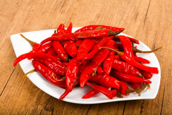 Ahşap arka plan üzerine pul biber 