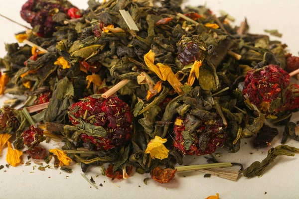 Aroma çay yığın meyve, meyveler ve otlar ahşap arka plan üzerinde