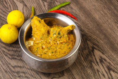 Hint geleneksel mutfak - ahşap arka plan üzerinde tavuk tikka masala