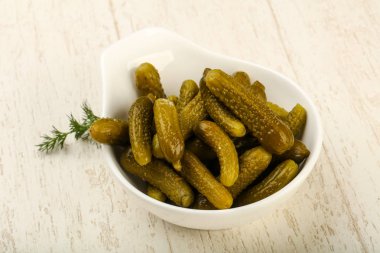 kase ahşap arka plan içinde salatalık turşusu 