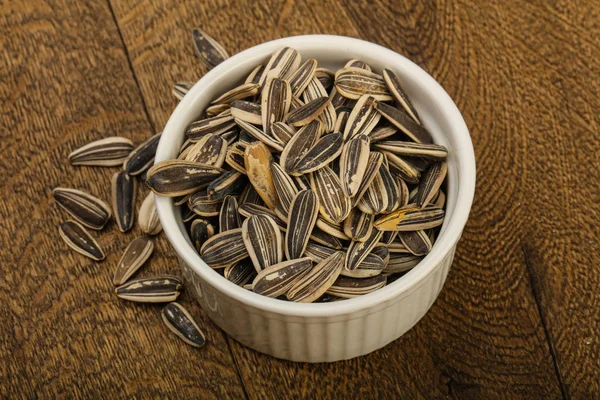 Soyulmuş Ayçiçek tohumu yığın ahşap arka plan üzerinde 