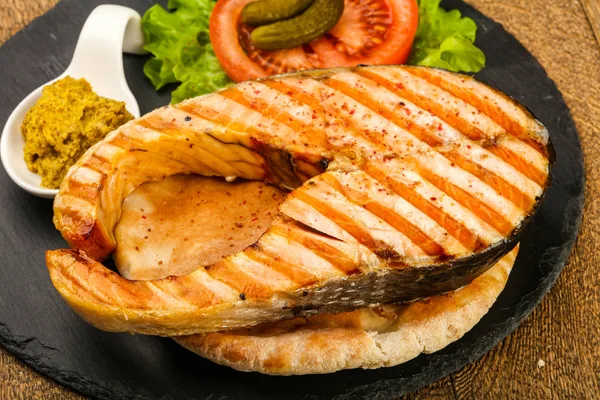 Salmon Panggang Dengan Tomat Mentimun Atas Roti Pita — Stok Foto