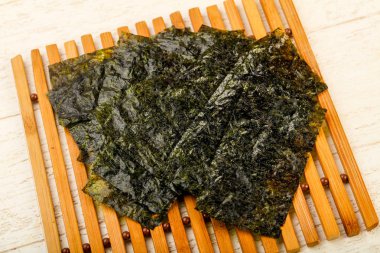 Ahşap arka plan üzerinde fiş gevrek Nori yaprak 