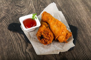 Çıtır tavuk budu ahşap arka plan üzerine ketçap ile