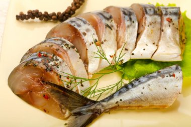 Ahşap arka plan üzerinde füme Scomber dilimlenmiş