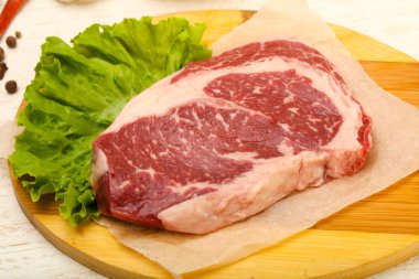 Kaburga ham eti ahşap arka plan üzerinde yemek pişirmek için hazır