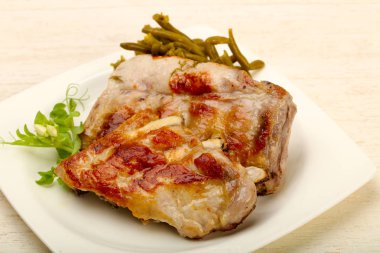 Kavrulmuş Domuz kaburga ahşap arka plan üzerinde yedek