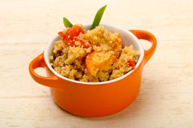 Et ve sebzelerin üzerine ahşap arka plan ile kuskus