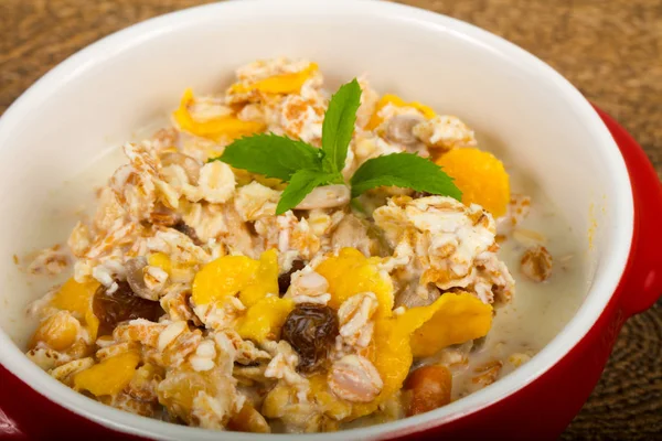 Kase müsli ile muz, fındık ve nane yaprakları