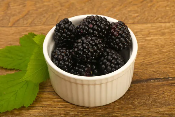 Bowl Blackberries Leaves Wooden Background — Stock Photo, Image