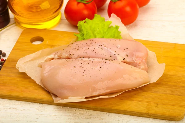 Çiğ tavuk parçaları ahşap arka plan üzerinde yemek pişirmek için hazır