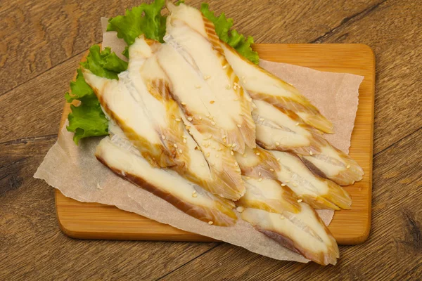 Lezzetli yılan balığı sashimi ahşap tahta üzerinde