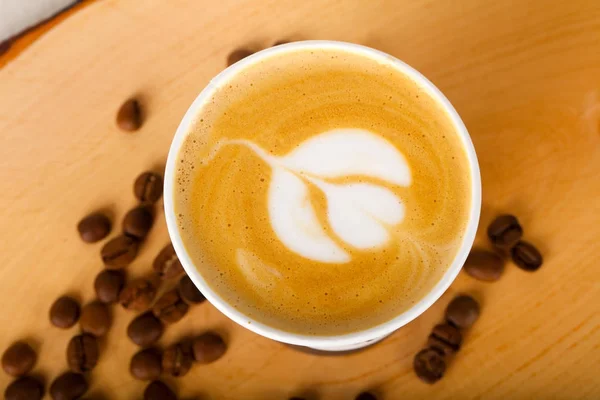 Biały Filiżankę Kawy Cappuccino Smażone Ziaren Kawy — Zdjęcie stockowe