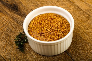 Dijon hardal kase kekik ile ahşap arka plan üzerinde sos