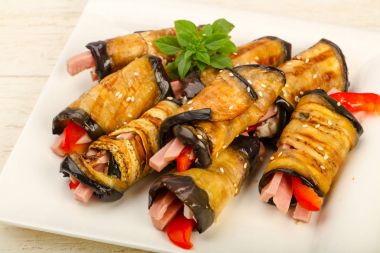 Jambon, peynir ve biber üzerine ahşap arka plan ile doldurulmuş patlıcan