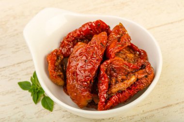 Fesleğen yapraklı kuru domates.  