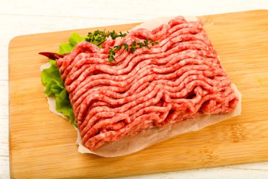 Çiğ kıyma et kekik ve acı biber ile 