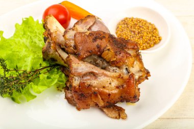 Kavrulmuş domuz diz dijon hardal sos ile