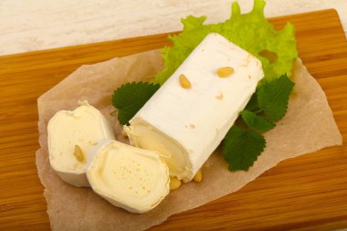 Brie peyniri rulo ile fındık sedir ahşap arka plan üzerinde