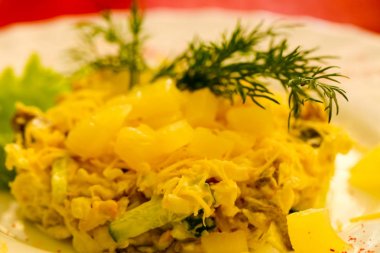 Ananas beyaz tabakta tavuk salatası