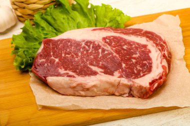 Kaburga ham eti ahşap arka plan üzerinde yemek pişirmek için hazır