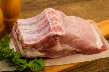 Ahşap arka planda pişirmek için çiğ domuz eti.