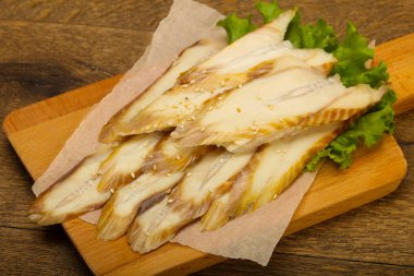 Lezzetli yılan balığı sashimi ahşap tahta üzerinde