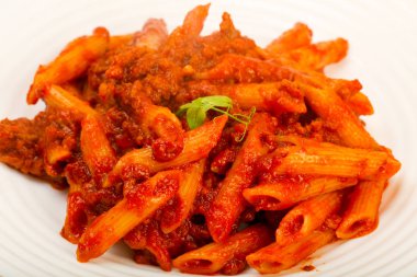 Makarna Penne Bolognese beyaz plaka üzerinde