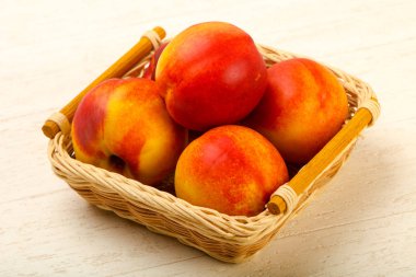 Olgun nektarin yığın ahşap arka plan üzerinde